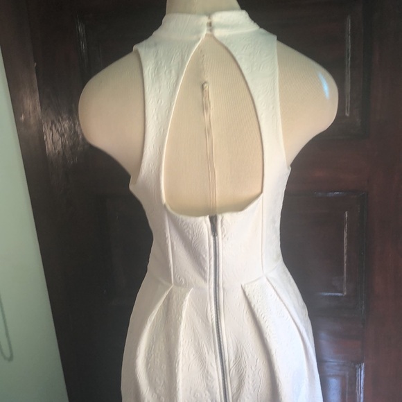 Silence and Noise white embossed floral pattern/size medium open back/ mini - Picture 7 of 13